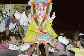 Ganpati Bappa Morya: Devotees participate in the shobhayatra of Lord Ganesha at the Gobind Sagar Lake in Bilaspur on Tuesday evening.