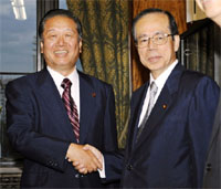 Newly elected Japanese Prime Minister Yasuo Fukuda (right) shakes hands with main opposition Democratic Party of Japan leader Ichiro Ozawa after Fukuda was elected Prime Minister.