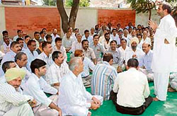Members of the Haryana employees coordination committee draw up plans in Karnal on Wednesday for the October 7 rally in Rohtak.
