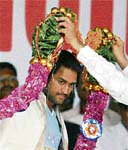 A BCCI official garlands captain Mahendra Singh Dhoni 