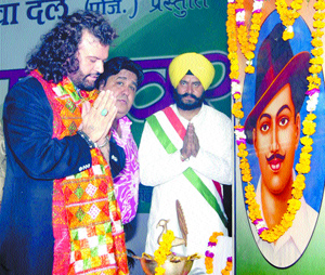 Singer Hans Raj Hans pays tribute to Shaheed Bhagat Singh during a function in the Capital