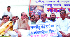 BJP president Rajnath Singh, Delhi Pradesh BJP president Harsh Vardhan with party leaders and activists during their dharna against Tamil Nadu Chief Minister Karunanidhis remarks on Ram and Ram Sethu, in the Capital on Thursday.