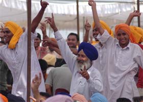 Old and young could not stop themselves from dancing during the performance by Punjabi singer Gurdas Mann in Amritsar