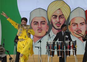 Punjabi singer Gurdas Mann performs during the function in Amritsar