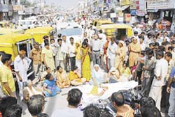 Protesting relatives of Geetanjali Sharma with her body block a road at Committee Chowk in Karnal 
