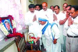 Congress workers with a nun of Nirmal Hriday Home pray on the 6th death anniversary of Congress leader Madhavrao Scindia in the Capital on Sunday. 