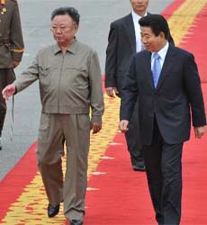 South Korea's President Roh Moo-hyun (right) and North Korean leader Kim Jong-il walk together during a welcome ceremony for Roh at Pyongyang, the capital of North Korea