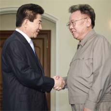 South Korea's President Roh Moo-hyun (left) and North Korean leader Kim Jong-il shake hands at the inter-Korean summit in Pyongyang, the capital of North Korea