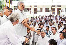 Congress MP Jai Parkash addresses party workers in Hisar on Thursday in preparation for the bijli rally scheduled to be held on October 7.