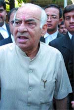 Former Delhi Chief Minister Madan Lal Khurana arrives at Patiala House Court to file a complaint against Tamil Nadu Chief Minister M.Karunanidhi for his controversial remarks on the Ram Setu issue, in the Capital on Friday.
