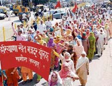Residents of Shergarh Tapoo village and members of the Haryana Khet Mazdoor Union stage a protest against the district administration in Karnal on Wednesday.