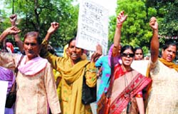 Activists of the Janwadi Mahila Samiti demonstrate against the ESI rape case outside the police headquarters in the Capital