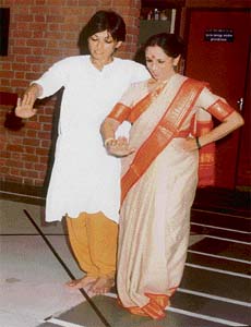 Mallika finetunes her dance with her mother Mrinalini Sarabhai