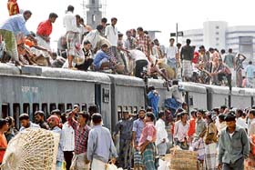 Bangladeshis climb on the roof of train that leaving Dhakas Tejgaon rail station ahead of the Muslim Eid al-Fitr holiday marking the end of Ramadan