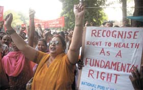 Government employees demonstrate for an increase in the ceiling of bonus and release of interim relief, at Parliament Street in the Capital