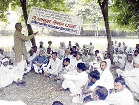 Harpal Singh, state secretary of the Akhil Bharatiya Kisan Sabha, addresses farmers sitting in dharna at Fatehabad on Thursday