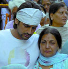 Deepak Bajwa, son of Delhi Deputy Mayor S S Bajwa, consoles his mother during the cremation in the Capital on Sunday.