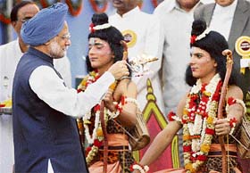Prime Minister Manmohan Singh performs aarti in front of artistes playing the part of Lord Rama and Lakshmana during Dussehra celebrations in New Delhi