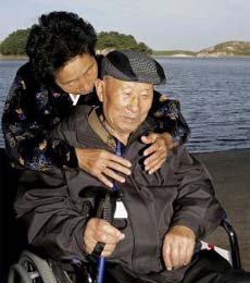 North Korean Ryu Sung-ok (left) hugs her South Korean father Ryu Hyung-ryul during their three-day temporary family reunion at Samilpo near the Mount Kumgang resort in North Korea