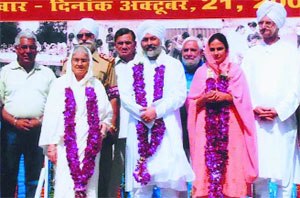 Nirkankari Baba Hardev Singh Ji Maharaj flanked by his holy mother Rajmata Kulwant Kaur Ji and his spouse Mata Sawinder Ji after the inauguration of voluntary service on the venue of the 60th Annual Nirankari Sant Samagam in the Capital.