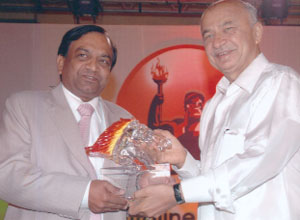 Director (Refineries) Indian Oil, B N Bankapur (left) receives the Infraline Energy Excellence Award from Union Power Minister Sushil Kumar Shinde in the Capital.