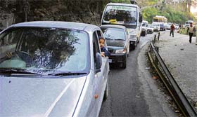 A view of the traffic jam on the Shimla-Narkanda highway following a minor accident near Himachal Holiday Home in Shimla