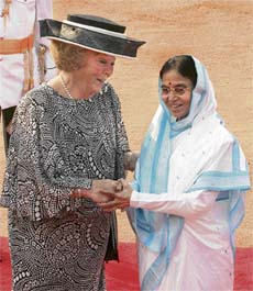Queen Beatrix of The Netherlands shakes hands with President Pratibha Devisingh Patil during a welcoming ceremony at Rashtapati Bhawan in New Delhi