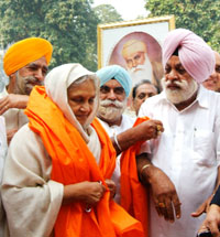 Office bearers of the Punjabi Ekta Manch thank revenue minister Raj Kumar Chauhan and Chief Minister Sheila Dikshit for planning relief to the 1984 riot victims in the Capital on Friday.