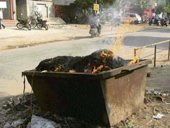The sanitation staff of the Municipal Committees of Yamunanagar and Jagadhri burnt heaps of garbage at several places in both towns on Monday.