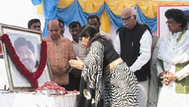 Rekha Mahajan pays floral tributes to the photo of her late husband