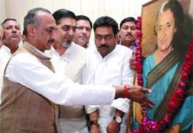 DPCC president J. P. Aggarwal with Congress MP Jagdish Tytler pays tributes to former Prime Minister Indira Gandhi