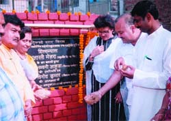 Mayor Arti Mehra lays the foundation stone of a primary school H-1, Block, Jahangirpuri in the Capital on Wednesday
