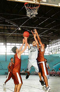 A match being played between Government Senior Secondary School, Siddar Baha, and Sprigdale School, Amritsar, during the First Punjab Basketball League for School in Ludhiana.