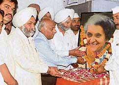 PPCC general secretary G.S. Atwal along with other party activists pays tributes to Indira Gandhi on her death anniversary in Ludhiana on Wednesday.