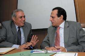 Prof. K.K.Aggarwal, vice-chancellor of I.P.University, discusses with Delhi police commissioner Y.S.Dadwal during the launch of human resource development programme for police officers on the campus in the Capital