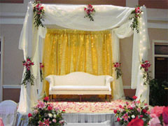 Marigolds give away to chic orchids & liliums at the mandap 