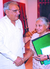 Haryana Chief Minister Bhupinder SIngh Hooda and Chief Minister of Delhi Sheila Dikshit during the 4th international conference on federalism in the Capital.