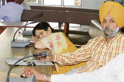 A government employee sleeps during sangat darshan at Bachat Bhawan in Ludhiana