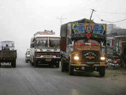 Vehicles move at a snails pace in fog in Mandis Balh valley on Wednesday morning.