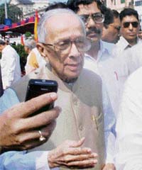Former West Bengal Chief Minister Jyoti Basu after paying homage at a statue of Lenin to celebrate '90 Years of the November revolution' at Esplnade in Kolkata