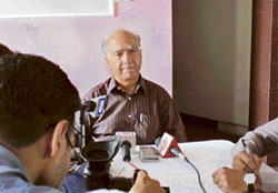 Shanta Kumar addresses mediapersons in Palampur