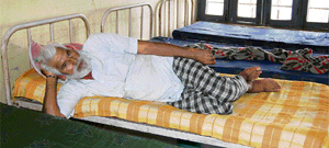 Makhan Singh (50) of Mandi Dabwali, addicted to poppy husk, is undergoing treatment in hospital.