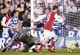 Arsenal's Alexander Hleb (R) prepares to shoot past Readings goalkeeper Marcus Hahnemann (C) to score their second goal during the Premiership match at Reading on Monday.