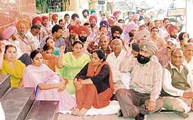 BSNL employees stage a protest in Ludhiana