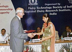 Roel Keus, executive vice-president (technical), Nestle India Ltd, honours Dr Suman Kharb with the best paper presentation award in the young researchers category at the ICTDF-2007 at the NDRI in Karnal.