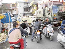 A view of a traffic jam at Palampur.