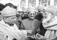 Samajwadi Party chief (left) Mulayam Singh Yadav talks to a Kashmiri during  his visit to Hazratbal shrine in Srinagar.