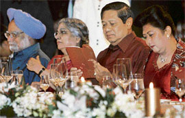 Indian Prime Minister Manmohan Singh (L), his wife Gursharan Kaur (2nd from left) and Indonesian Prime Minister Susilo Bambang Yudhoyono with his wife Ani Bambang Yudhoyono (R), at a dinner, held on the sidelines of the 13th ASIAN Summit, in Singapore on Tuesday.