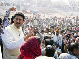 BJP workers and supporters give a rousing reception to former MLA Rakesh Pathania on his arrival at Nurpur from Delhi. 