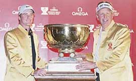 Scotlands Marc Warren (L) and Colin Montgomerie hold the trophy after winning the World Cup golf tournament in Dongguan, China, on Sunday. 